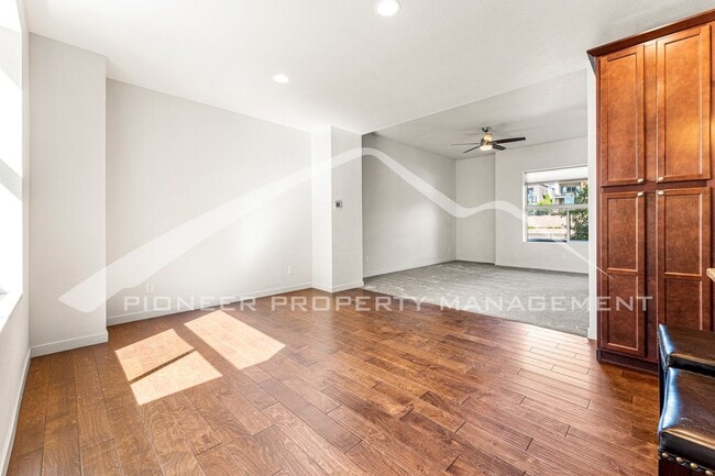 Building Photo - Gorgeous Townhome in Lone Tree with Centra...