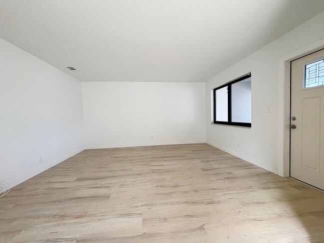 Building Photo - 305 SE 9th Ave