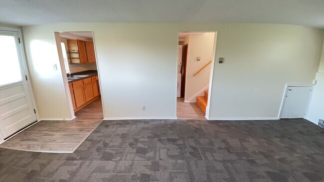 Building Photo - 2 bedroom, 1 bath duplex in Riverside, MO!