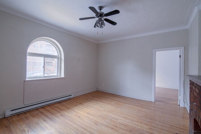 Photo du bâtiment - 4880 Queen Mary Road