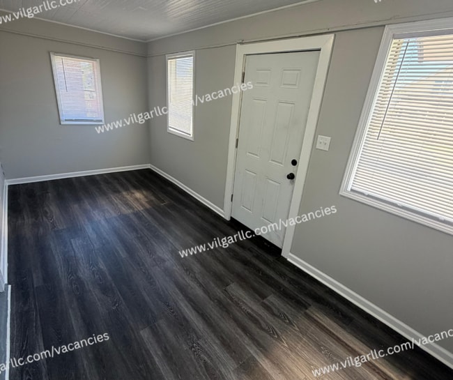 Building Photo - 3 - Bedrooms • 1-Bathroom