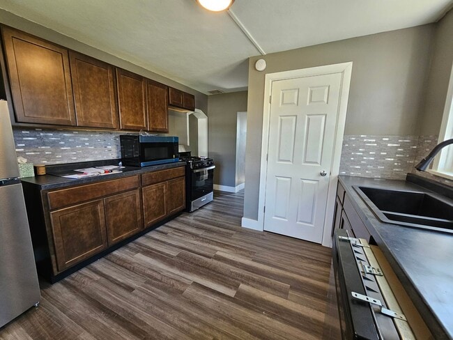 Building Photo - SW 3 Bedroom 1 bath, Newly updated, Large ...
