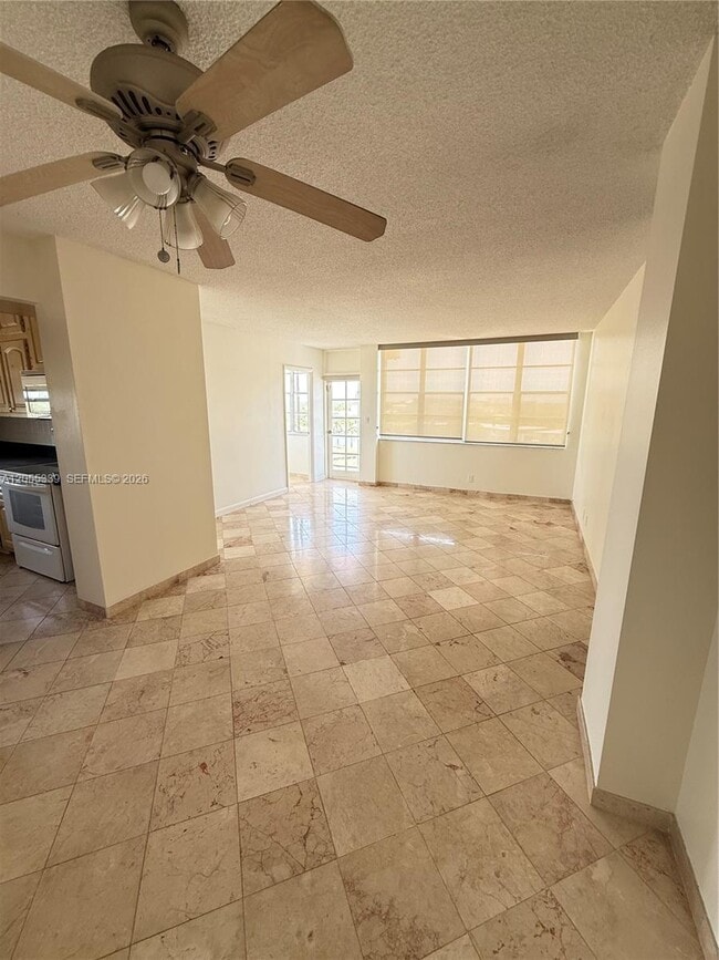 Foto del edificio - 2025 NE 164th St