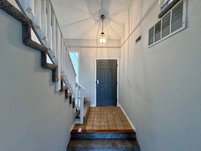 Building Photo - 4620 Framington Ct-2 bed Condo near Eagle ...