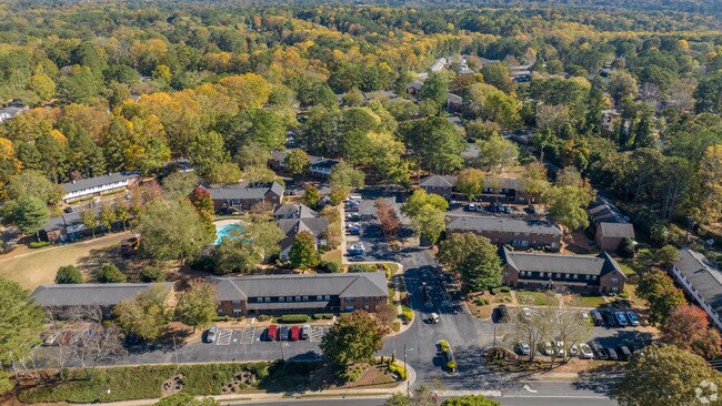 Admire la belleza escénica de Legacy at West Cobb desde arriba. Nuestra comunidad está ubicada entre una exuberante vegetación y árboles maduros, lo que brinda un entorno tranquilo y natural. - Legacy at West Cobb