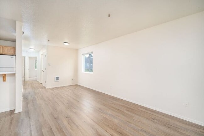 Building Photo - 2 Bedroom Home with Washer and Dryer hookups!