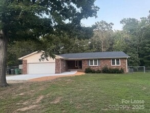 Building Photo - 3018 Oakdale Dr