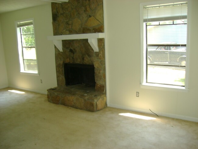 Building Photo - 200 Carriage Cir