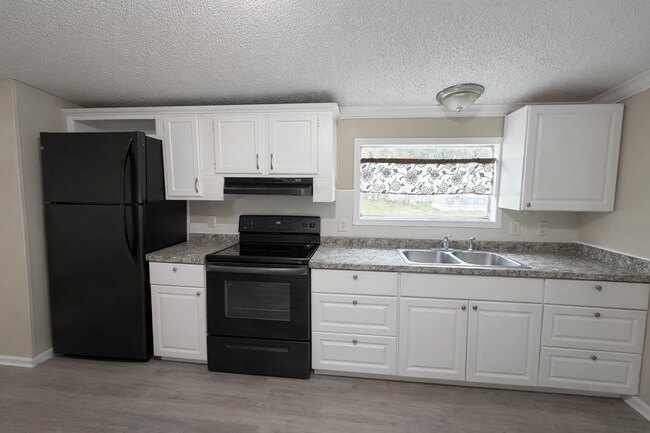 Foto del edificio - Freshly Updated Double-Wide Home in Quiet Community
