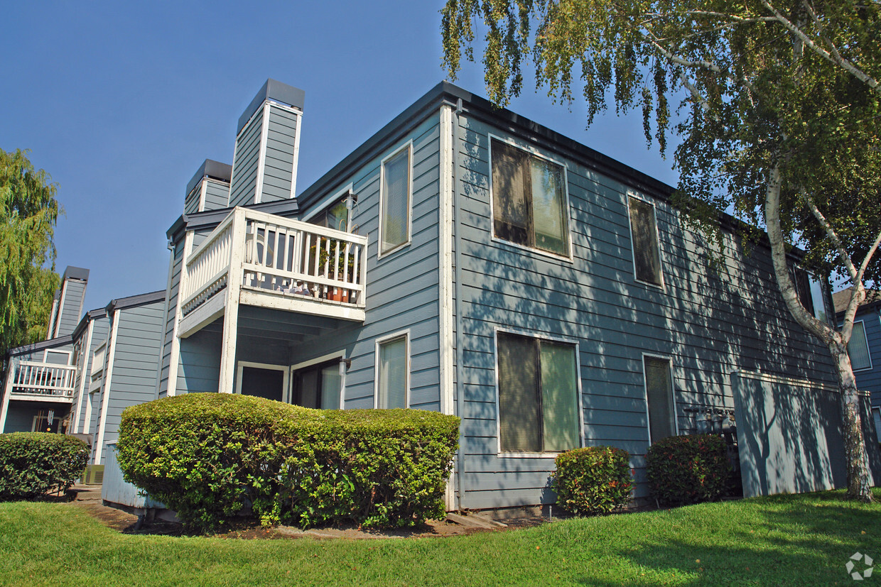 Primary Photo - Lakeview Village Apartments