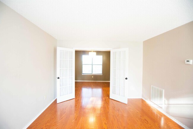 Building Photo - 7 Westglen Cove