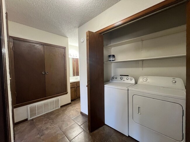 Building Photo - 713 W Delaware St