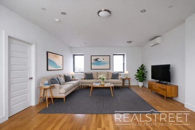 Building Photo - LUXURY 1 BED LOFT in Queens!
