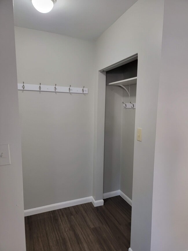 Entryway / Closet - 307 Rustic Ave