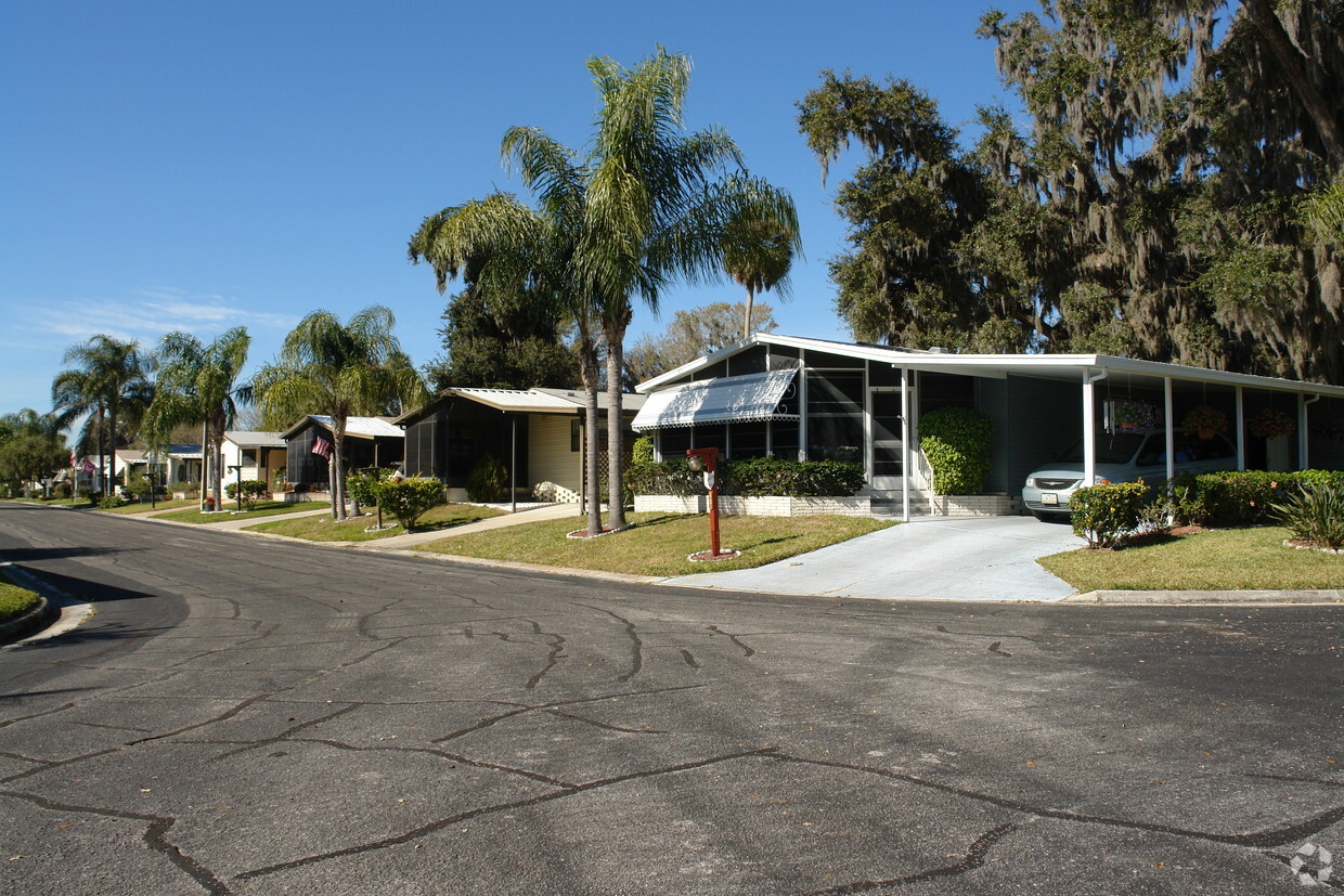 Building Photo - Country Lakes Village I