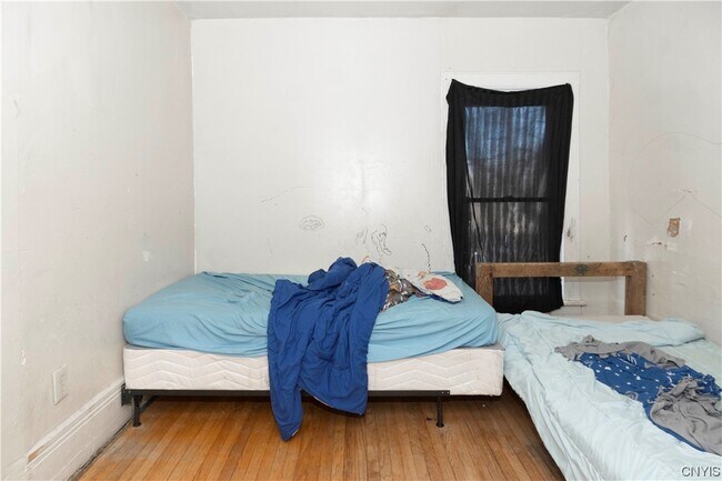 Dormitorio #1 - 525 Tallman St