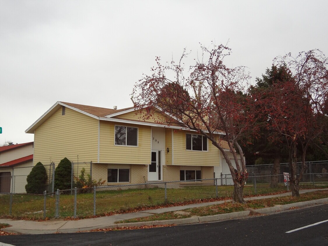 Primary Photo - Beautiful Home with Nice Fenced Yard - 1 C...