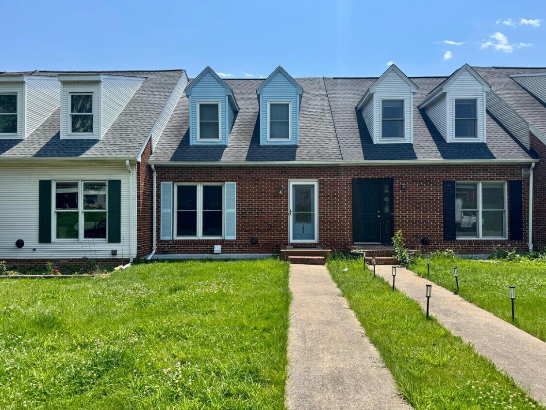 Building Photo - "Charming 3-Bed Townhouse with 2.5 Baths i...