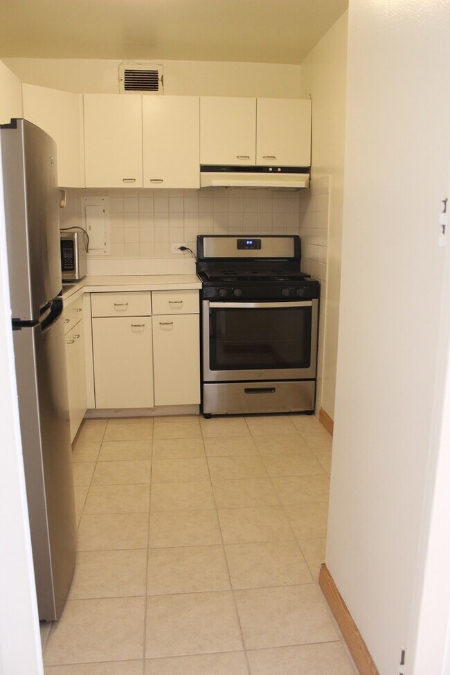 Building Photo - 1450 E 55th Pl