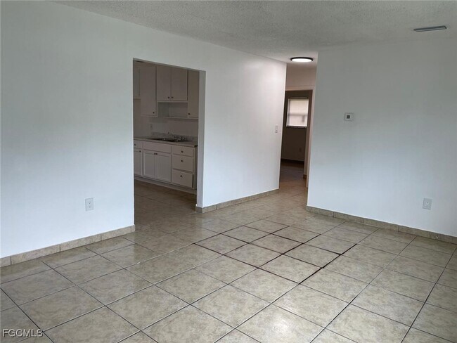 Foto del edificio - 2148 Dora St