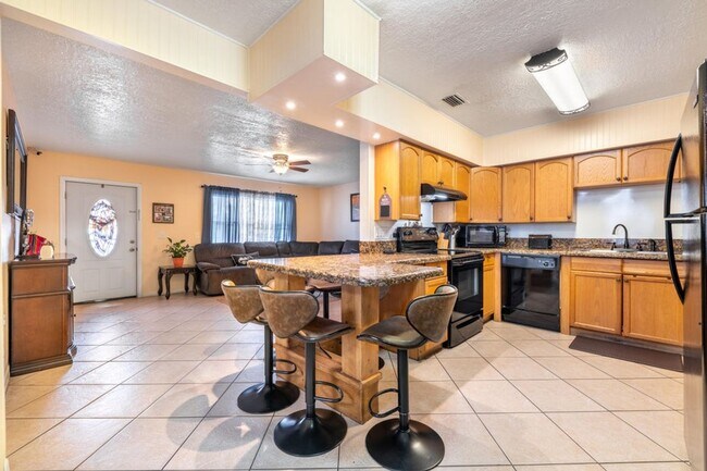 Foto del edificio - Charming 3bed with Huge Fenced Yard