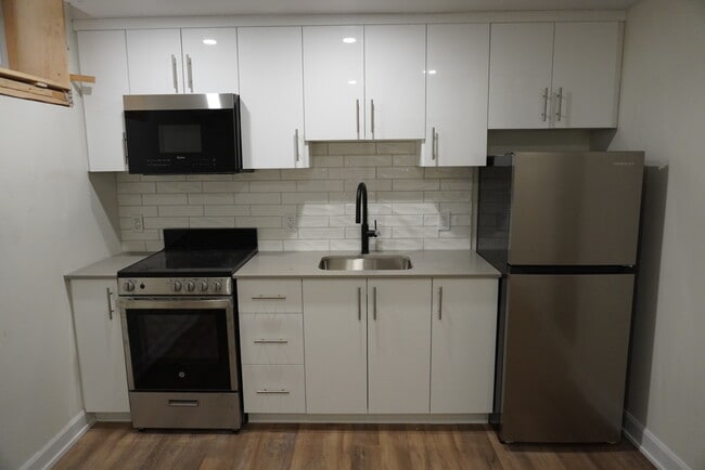 Building Photo - 455 Besserer St