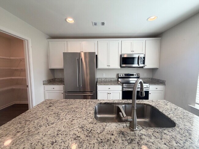 Foto del edificio - Four Bedroom Home in Heritage New Riverside!