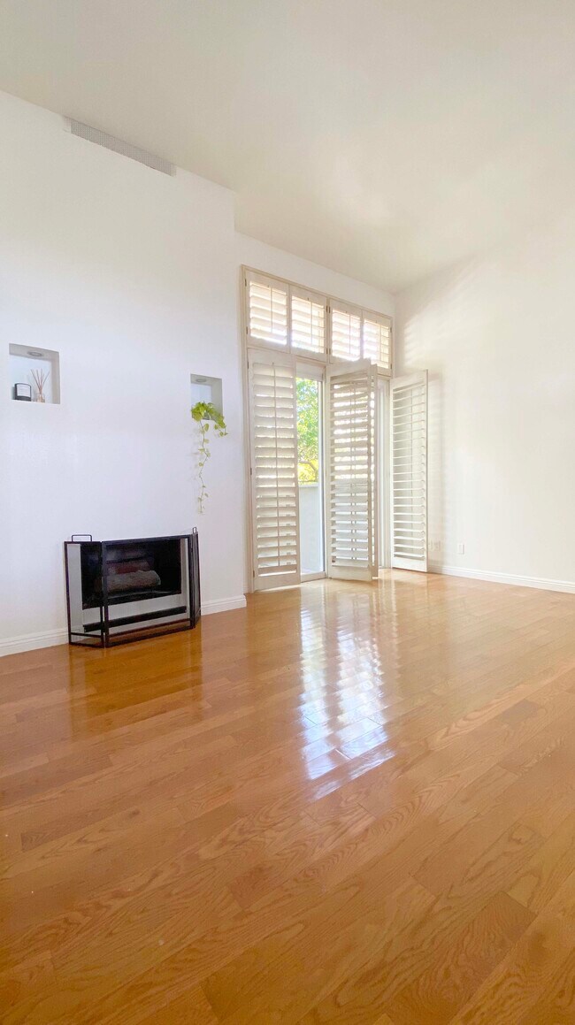 LIVING ROOM WITH DOUBLE HEIGHT CEI - 13236 Fiji Way