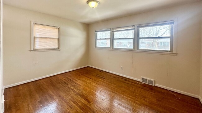 Foto del edificio - Three Bedroom Brick Ranch in Oak Park with...