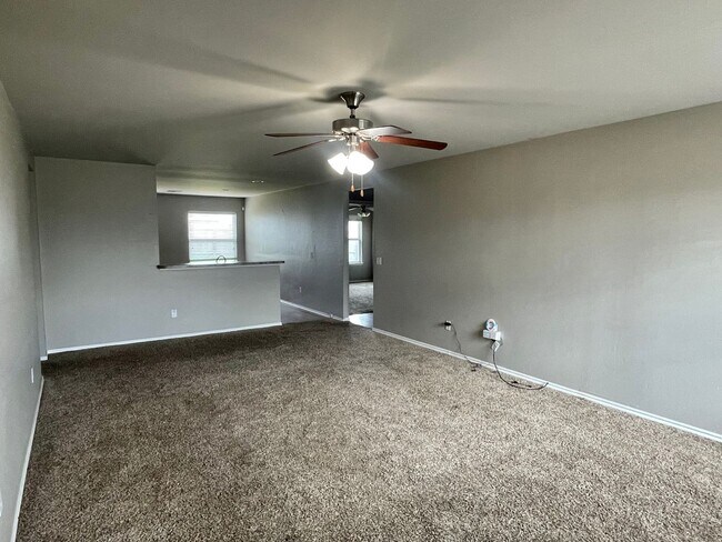Building Photo - Beautiful 4 bed Bedroom Home in Mustang Sc...