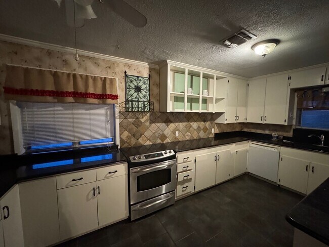 Building Photo - Spacious Speegleville Home