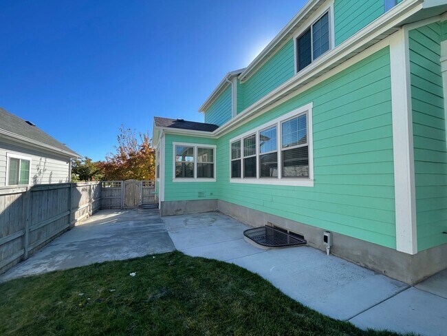 Building Photo - Beautiful 5 Bedroom Home in Daybreak