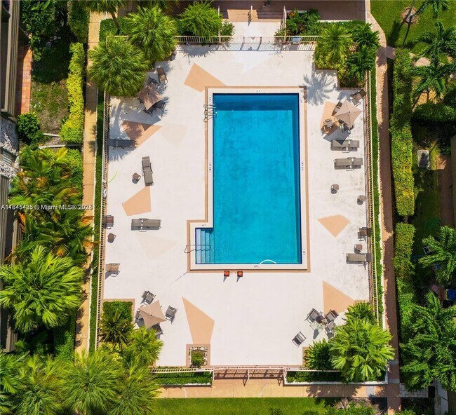 Foto del edificio - 8325 SW 72nd Ave