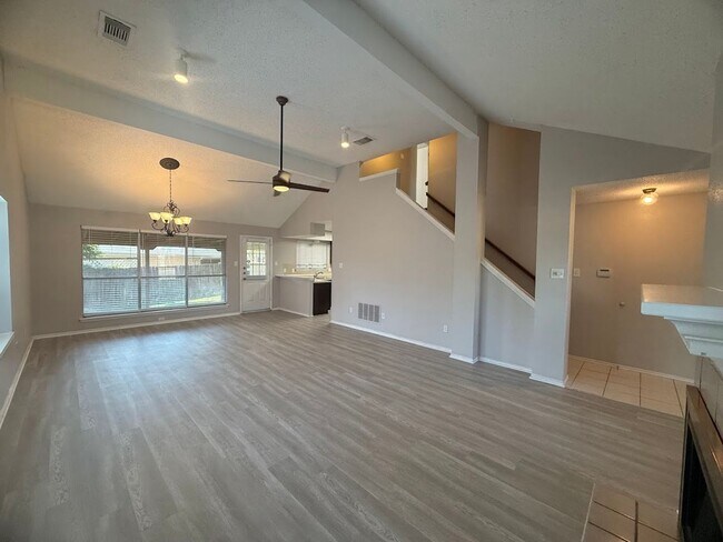 Foto del edificio - Spacious 2-Story Home with Modern Updates ...