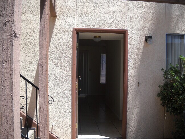 Foto del edificio - Cute unit in four plex