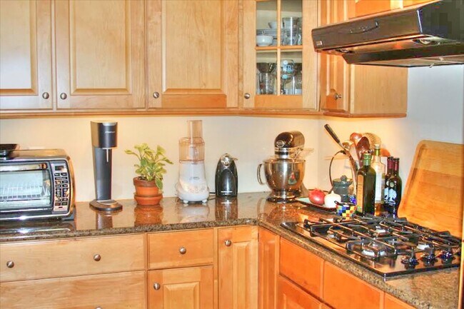 Building Photo - Beautiful 3 Bedroom / 2.5 Bathroom Townhome - Available End of June!