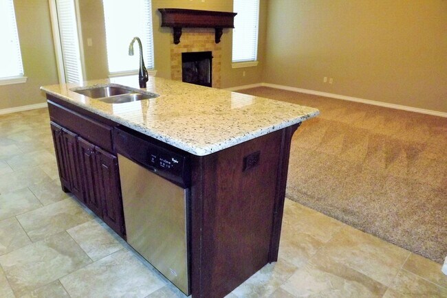 Foto del edificio - 529 Whispering Oaks Blvd