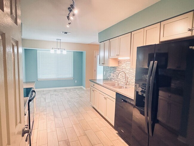 Foto del edificio - 10621 Creek Ridge Dr