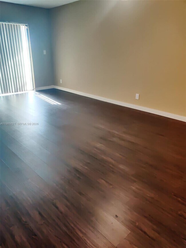 Foto del edificio - 8290 Lake Dr