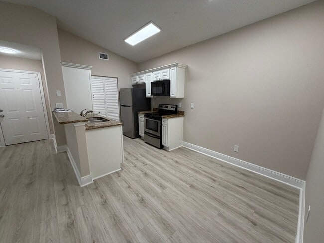 Building Photo - ANNUAL RENTAL - 1 BED / 1 BATH AT OASIS