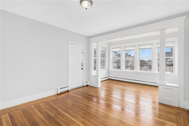 Foto del edificio - 651 Chalkstone Ave