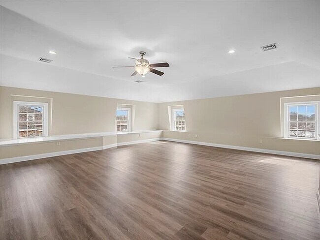Building Photo - 63 Varnum St