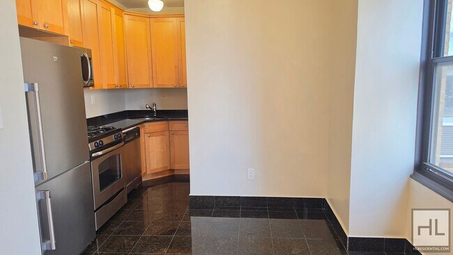 Foto del edificio - Sunlit 8th-Floor 1-Bed with Skyline Views in East Village