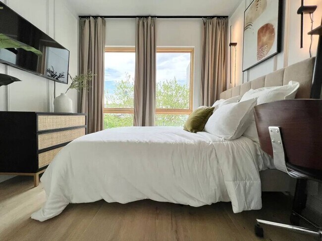 Foto del edificio - Furnished room/NOT APARTMENT