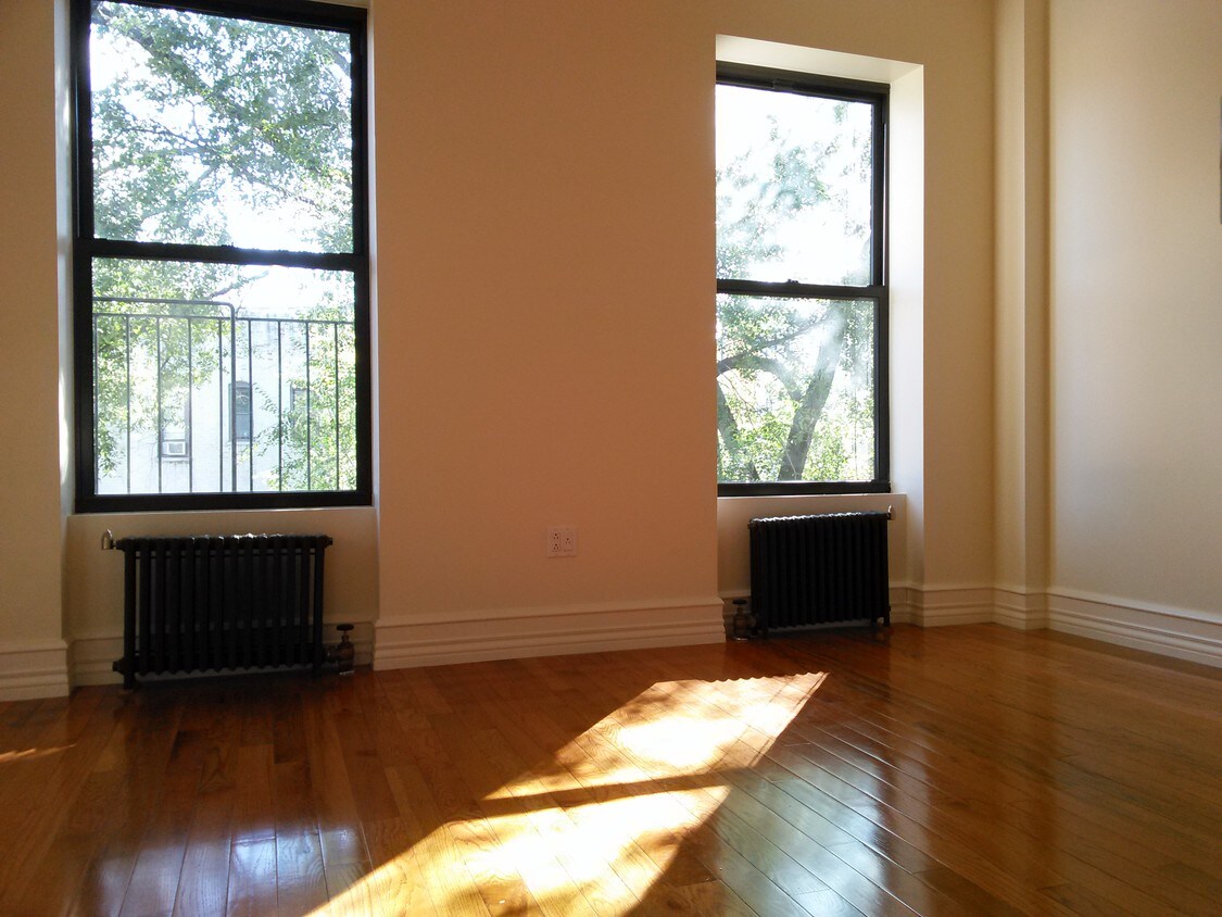 Primary Photo - 78 Manhattan Ave