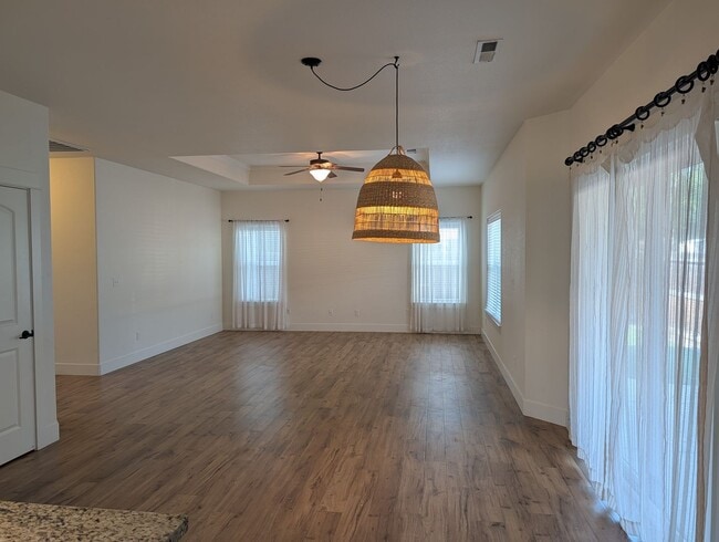 Building Photo - Newer 3 Bedroom 2 Bathroom Home in a Nice Neighborhood