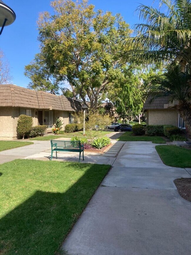 Foto del edificio - Beautiful 2 Story Fountain Valley Townhome