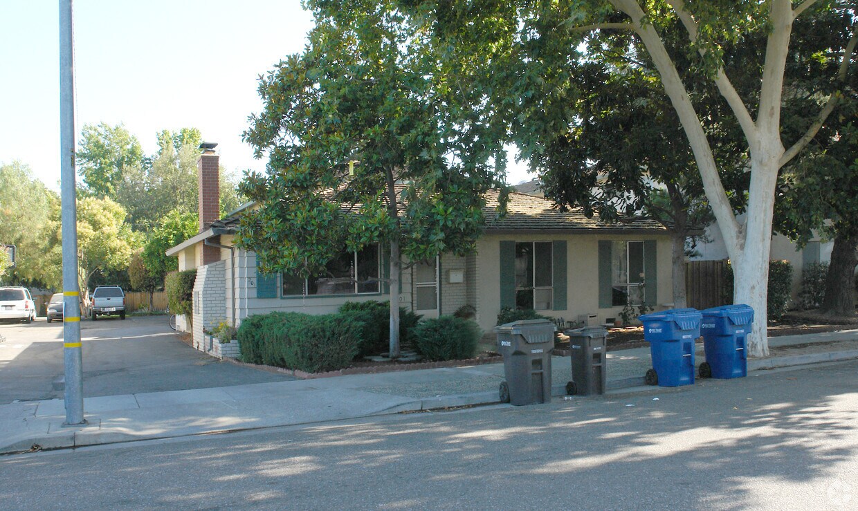Primary Photo - 201 Echo Ave