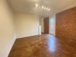 Building Photo - 1112 Lawrence St