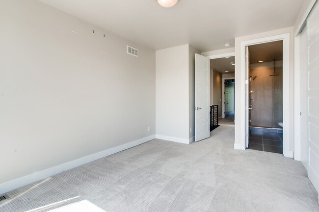 Building Photo - High Street Townhomes 3 bedroom unit with ...